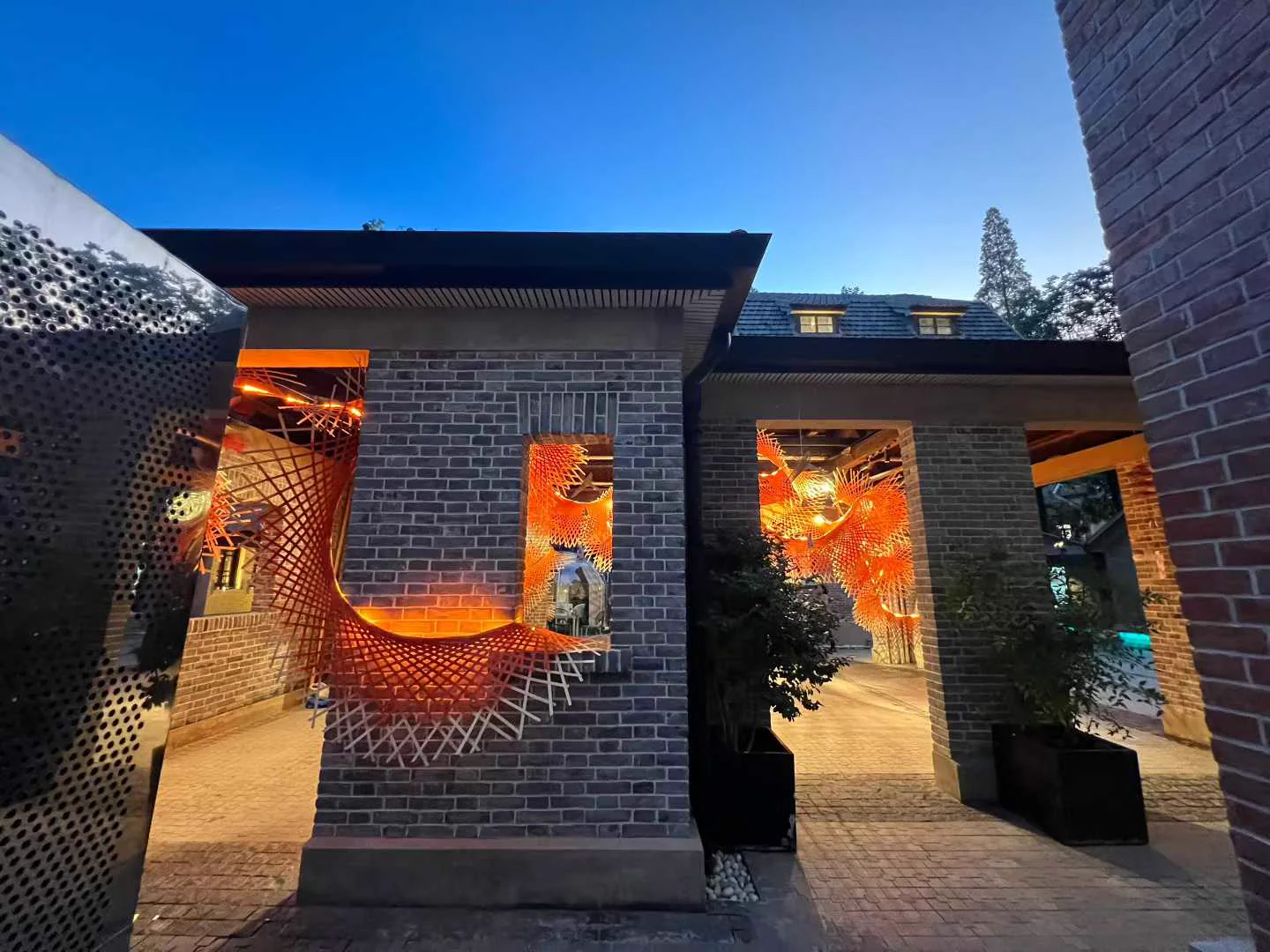 风过留篾竹编装置在建筑院落中的现场画面 / The Wind Passes, Leaving Splinters installed in a brick courtyard